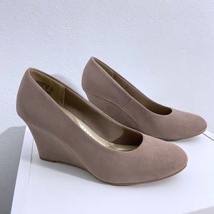 [DexFlex Comfort] Khaki round toe wedge pump. Size 7.5